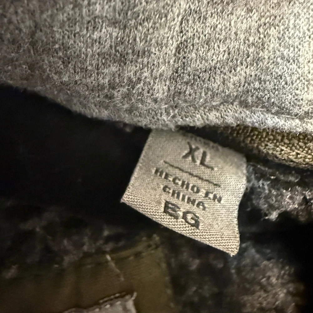 Vintage Levi's green trucker jacket with grey hood and fleece lining - Picture 3 of 10